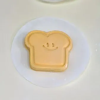 Cetak menggunakan cetakan roti wajah. Letakkan di alas kertas, kemudian diamkan di tempat hangat hingga mengembang 2 kali lipat