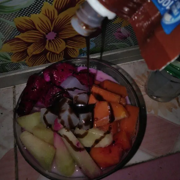 Tambahkan susu kental manis sesuai selera.