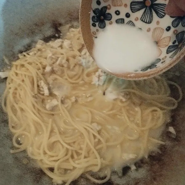 Tuangkan larutan tepung terigu agar kuah mengental, lalu masukkan keju parut dan keju oles.