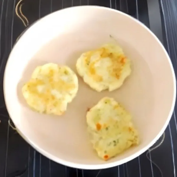 Panaskan sedikit minyak di wajan, masak pancake hingga kedua sisi berwarna emas kecokelatan