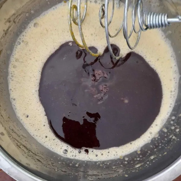 Tuang panas-panas lelehan dark chocolate dan butter,aduk rata