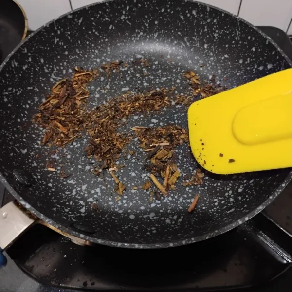 Membuat roasted milk tea, sangrai teh hitam tubruk di wajan anti lengket.