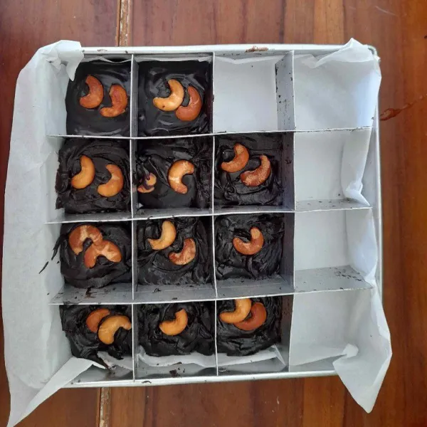 Tuang adonan ke loyang yang sudah dialasi baking paper,lalu tambahkan mede di atasnya yang sudah dibelah dua