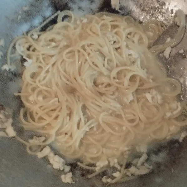 Masak hingga kuah menyusut kental dan creamy. Jangan lupa untuk test rasa dan taburkan oregano/parsley di atasnya.