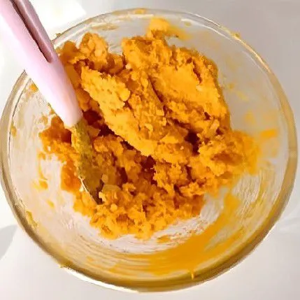Aduk semua bahan hingga tercampur merata. Tambahkan sedikit air (± 5 ml) hingga adonan mudah dipiping