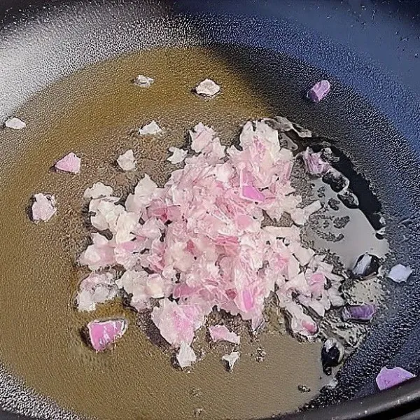 Panaskan minyak goreng, tumis 20 gr bawang hingga harum