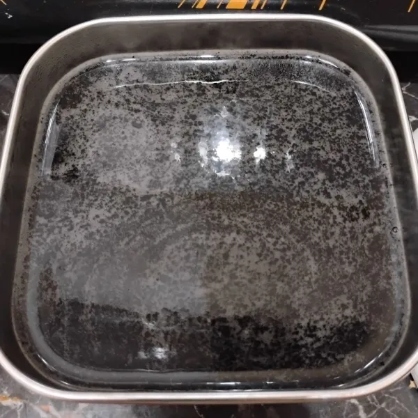 Tuang grass jelly ke dalam wadah, biarkan dingin dan set.