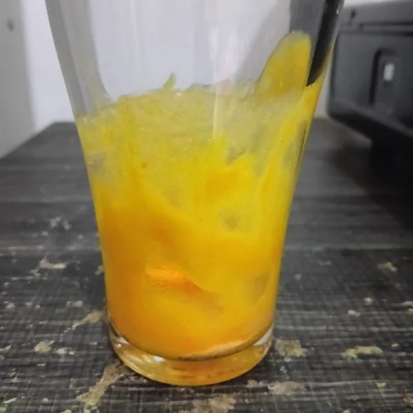 Tambahkan susu kental manis, aduk rata.