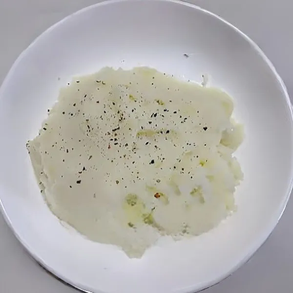 Campurkan 300 gr kentang halus dengan 2 gr garam, 1 gr lada hitam, 1 gr lada putih, dan 5 ml minyak. Aduk rata. Ambil adonan kentang, bentuk pipih bulat, tekan sedikit bagian tengahnya untuk cekungan