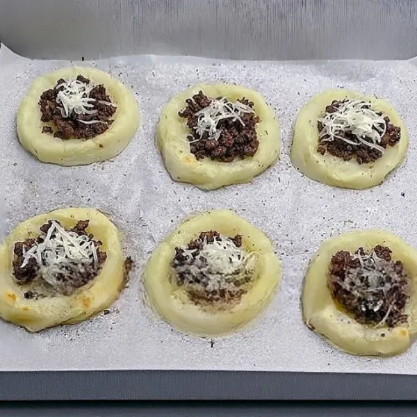 Taburi masing-masing dengan 20 gr keju mozzarella dan 3 gr parsley. Panggang tambahan 2 menit hingga keju meleleh