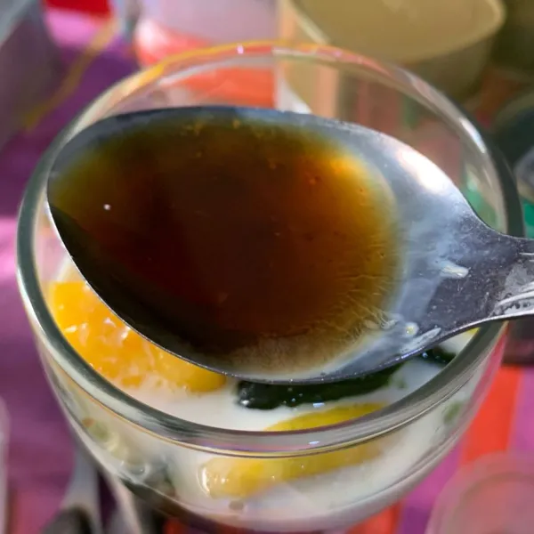 Beri air gula merah sesuai selera