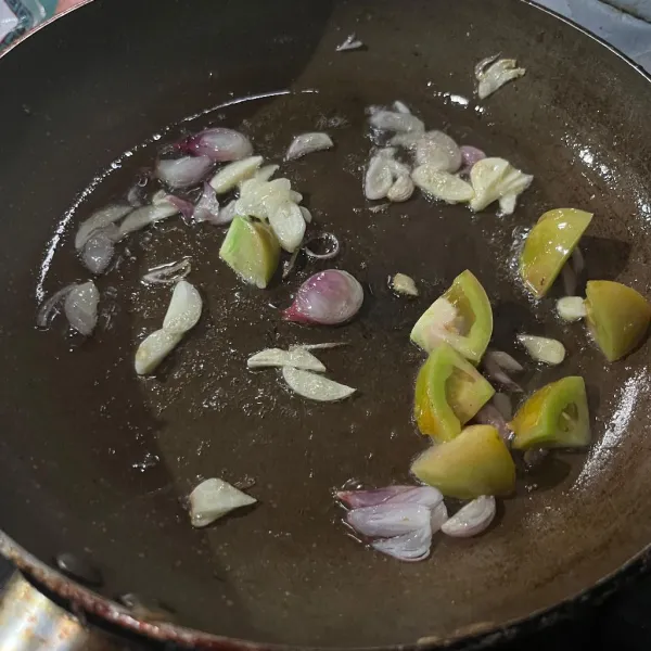 Tumis bawang merah, bawang putih dan tomat sampai matang