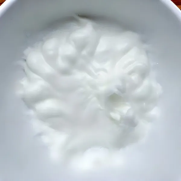 Masukkan 2 putih telur ke mangkuk lain, tambahkan 5 gr jus lemon, lalu kocok hingga muncul puncak lembut