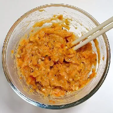 Aduk semua bahan hingga adonan menyatu. Bentuk adonan menjadi bulatan-bulatan bakso