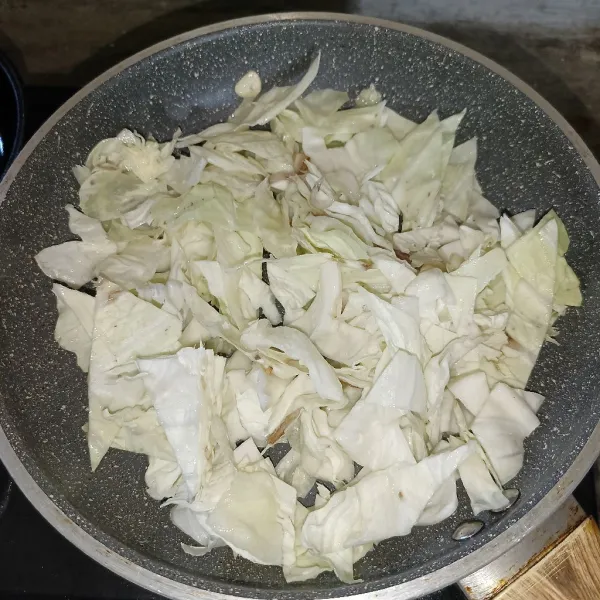 Masukkan kol dan aduk-aduk sampai layu.