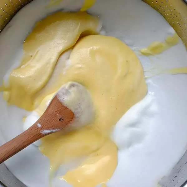 Ambil 1/3 bagian putih telur dan masukkan ke adonan kuning telur. Aduk perlahan hingga rata. Tuang kembali adonan kuning telur yang sudah tercampur tadi ke dalam sisa putih telur, aduk lagi