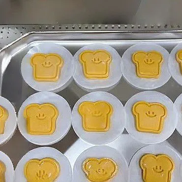 Masukkan mantou ke dalam kukusan saat air masih dingin. Kukus selama 15 menit