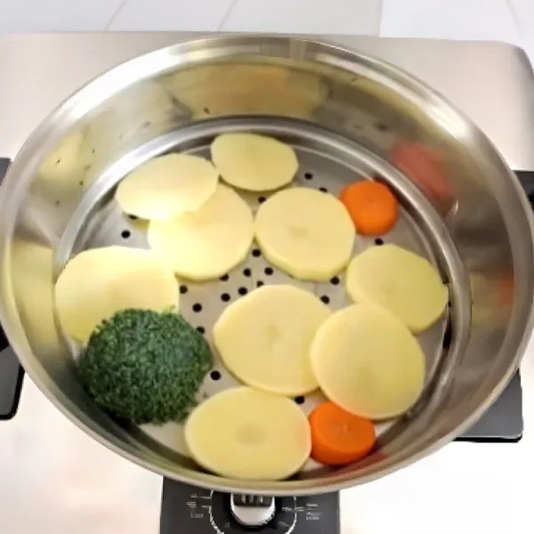 Kukus semua bahan selama 30 menit hingga empuk