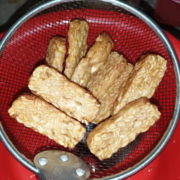 Kemudian, goreng tempe sampai matang, angkat dan tiriskan.