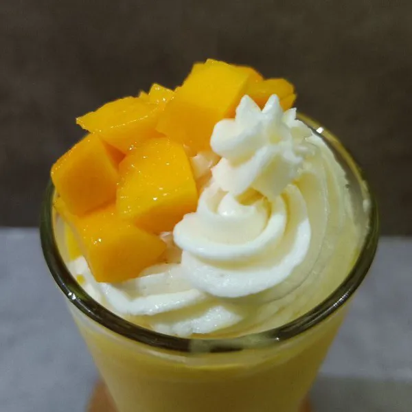 Dan tambahkan potongan buah mangga segar secukupnya, sajikan dingin