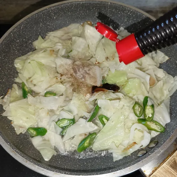 Bumbui dengan saus tiram, garam, lada bubuk dan penyedap rasa.