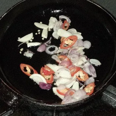 Panaskan minyak, tumis bawang merah, bawang putih, dan cabai hingga wangi dan layu. Beri air secukupnya.