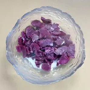 Kukus 60 gr ubi ungu sampai empuk, tambahkan 15 ml susu cair, lalu tekan hingga menjadi pasta lembut