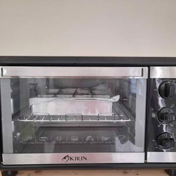 Panggang di oven yang sudah dipanaskan suhu 180°C selama 20 menit lalu sajikan