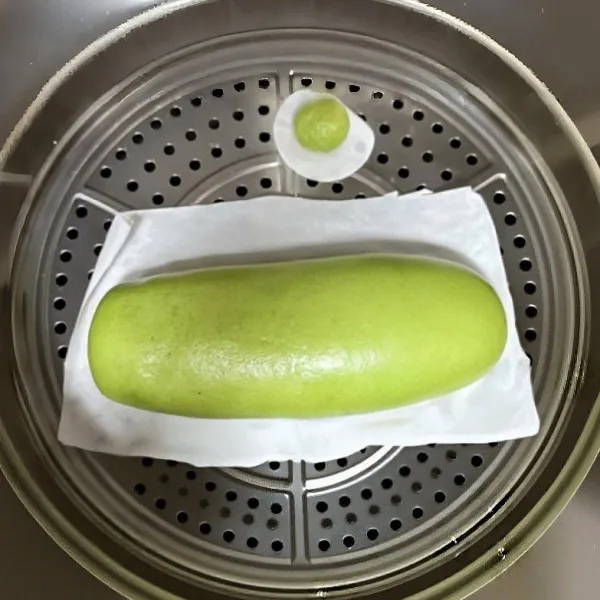 Fermentasikan adonan di tempat hangat hingga mengembang 2 kali lipat. Kukus adonan dalam kukusan panas selama 20 menit