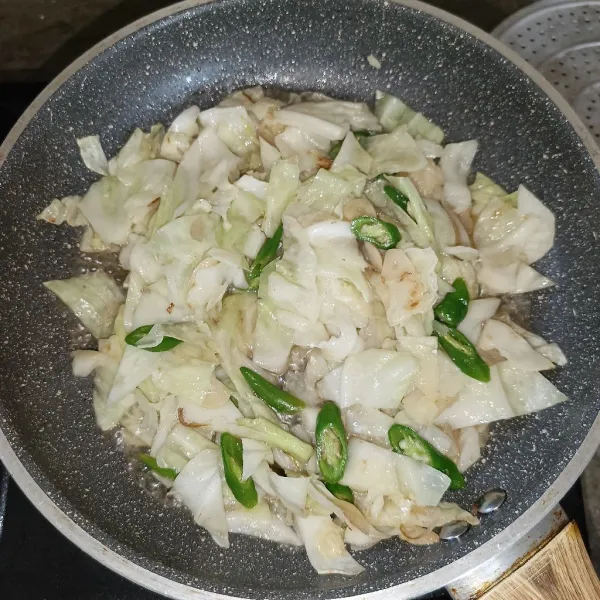 Masak sampai kol matang, tes rasa sebelum disajikan.