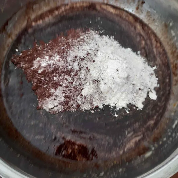 Campur tepung dan coklat bubuk lalu tuang ke adonan,aduk rata dengan spatula