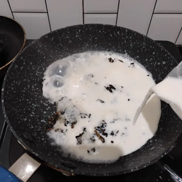 Tambahkan susu uht full cream, aduk rata. Masak sebentar hingga kecoklatan.