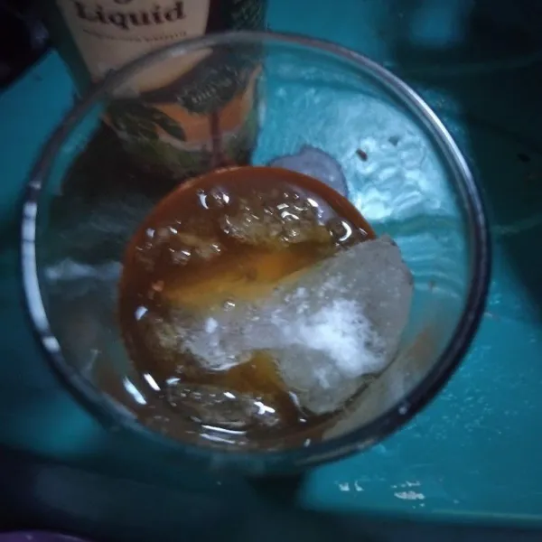 Tambahkan es batu secukupnya.