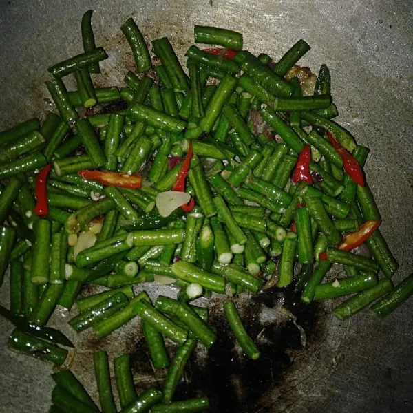 Masukan kacang panjang .