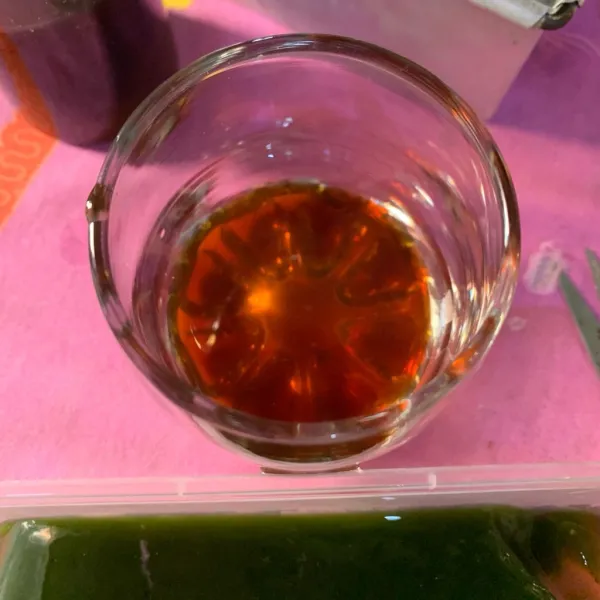 Tuang air gula merah ke gelas