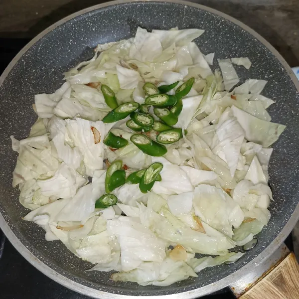 Tuangkan air dan tambahkan irisan cabai hijau.