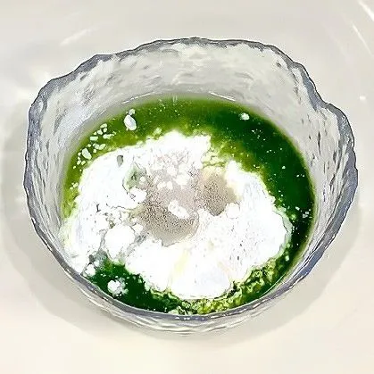 Masukkan 100 gr tepung terigu, 1 sdm gula pasir, 50 gr jus bayam, dan 1 gr ragi instan ke dalam satu mangkuk. Aduk hingga tercampur