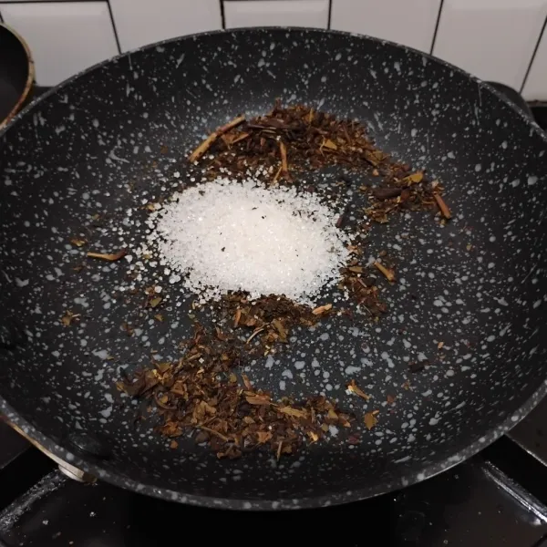 Masukkan gula pasir, sangrai hingga gula mengkaramel.