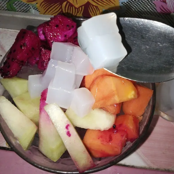 Tambahkan nata de coco secukupnya.
