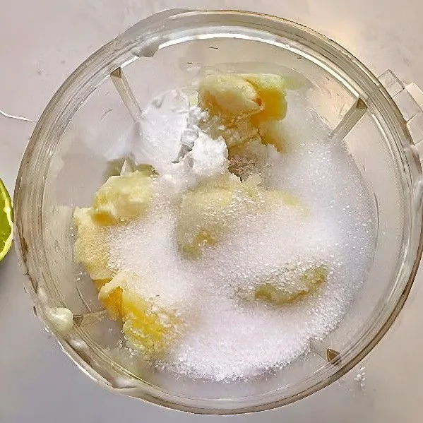 Masukkan 40 gr gula pasir. Blender seluruh bahan hingga menjadi adonan yang lembut dan halus