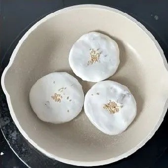 Panaskan wajan dan oles tipis dengan sedikit minyak, masak pancake dengan api kecil hingga kedua sisi berwarna keemasan