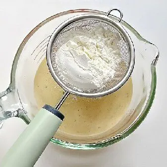 Ayak 30 gr tepung terigu protein rendah menjadi 3 bagian, lalu masukkan sedikit demi sedikit ke dalam adonan, aduk rata