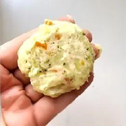 Ambil sebagian adonan dan bentuk menjadi pancake kecil