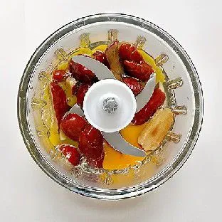 Masukkan 30 gr kurma merah dan 2 butir telur ke dalam blender. Blender hingga halus, istirahatkan adonan lebih dari 3 menit agar mengembang