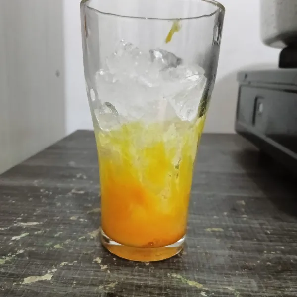 Masukkan es batu secukupnya.