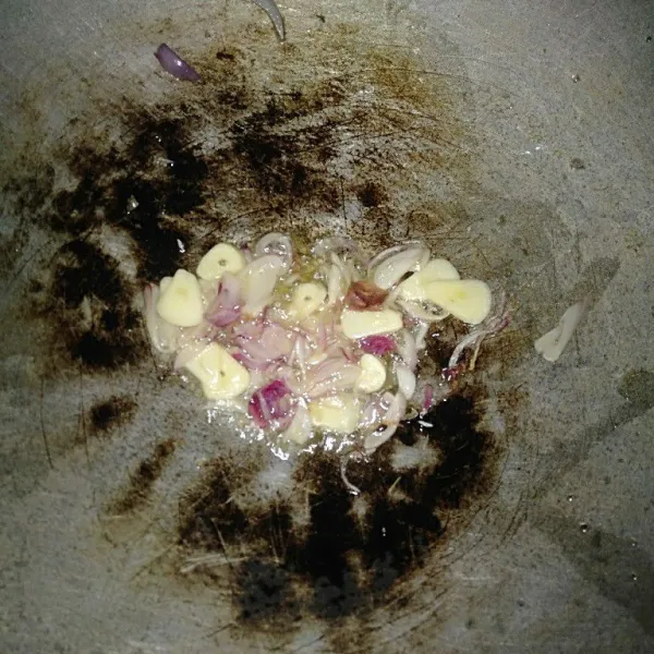Langkah pertama panaskan minyak lalu tumis bawang merah dan bawang putih sampai harum