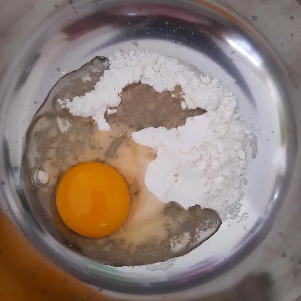 Kocok telur dan gula dengan baloon whisk sampai berbusa,mengembang dan tidak bergerindil