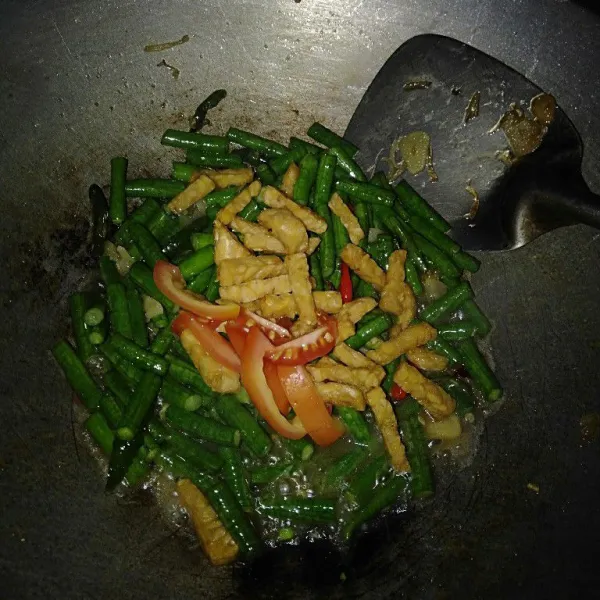 Masukan tempe semangit goreng dan tomat. Tambahkan sedikit air seasoning dengan garam kaldu dan gula secukupnya. Masak hingga matang.