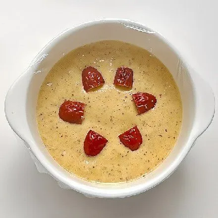 Olesi mangkuk atau wadah tahan panas dengan sedikit minyak. Tuang adonan ke dalam mangkuk, tambahkan potongan kurma merah di atasnya