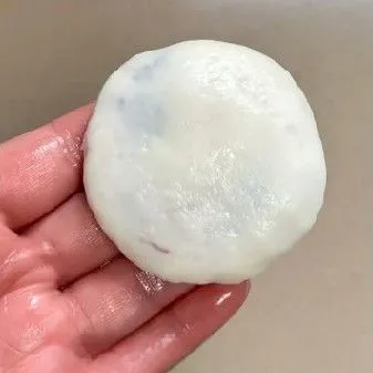 Tutup dan bulatkan adonan, kemudian pipihkan hingga berbentuk pancake kecil